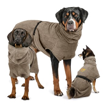 Drei Hunde tragen passende braune Fleece-Mäntel, einer mit einem gelben Kronenlogo auf dem Rücken, vor weißem Hintergrund.