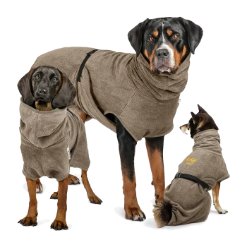 Drei Hunde tragen passende braune Fleece-Mäntel, einer mit einem gelben Kronenlogo auf dem Rücken, vor weißem Hintergrund.
