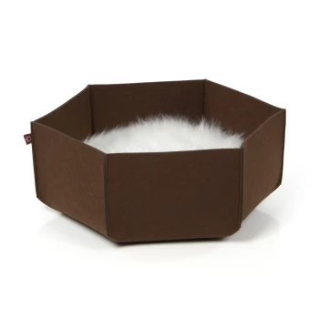 Braunes sechseckiges Haustierbett mit einem weichen weißen Fellinneren, entworfen für Komfort und Stil.