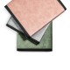 Drei weiche Haustierdecken in Pink, Grau und Grün, gestapelt mit schwarzen Kanten, die ein gemütliches und stilvolles Design zeigen.