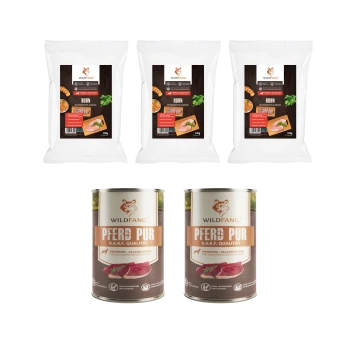Drei Packungen Wildfang Hähnchen-Hundefutter und zwei Dosen Wildfang Pferdefleisch-Hundefutter mit der Aufschrift "Pferd Pur B.A.R.F Qualität."