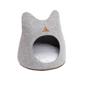 Graues Filz-Haustierbett in Katzenform mit gestreiftem Kissen und "PET & CO." Logo vorne.
