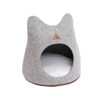 Graues Filz-Haustierbett in Katzenform mit gestreiftem Kissen und "PET & CO." Logo vorne.
