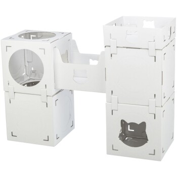 Weiße Pappkatzen-Spielhausstruktur mit mehreren Würfeln und ausgeschnittenen Öffnungen, durch die Katzen eintreten und erkunden können.
