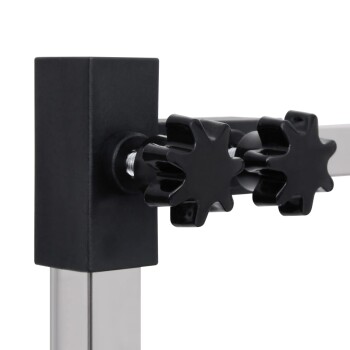 Nahaufnahme eines schwarzen und silbernen verstellbaren Klemmechanismus, mit sternförmigen Knöpfen zum Festziehen, wahrscheinlich Teil eines Haustierzubehörs.