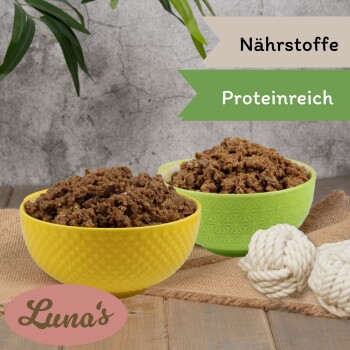 Zwei Schüsseln Nassfutter mit Tau-Spielzeug; Banner mit den Aufschriften ‚Nährstoffe‘ und ‚Proteinreich‘ und Logo ‚Luna's‘.