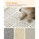 Katzenpfoten auf einer weißen Katzenstreu-Matte mit einem Gitterdesign, mit drei Arten von Katzenstreu-Proben darunter: grau, beige und hellgrau.