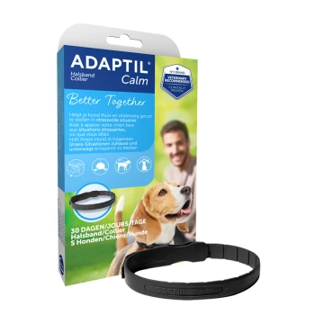 Collier Calm S-M Emballage du collier ADAPTIL Calm avec un collier noir et un chien heureux. Le texte inclut "Mieux ensemble" et des détails multilingues sur l'assistance apaisante.