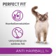 Eine flauschige Katze vor einem weißen Hintergrund bewirbt "Perfect Fit" Katzenfutter mit Symbolen für Haarballenreduzierung und Fellunterstützung.