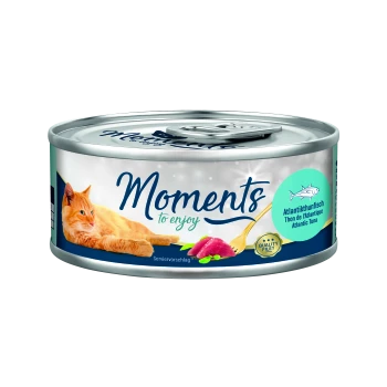 Eine Dose Katzenfutter mit der Bezeichnung "Momente zum Genießen," mit einer orangefarbenen Katze neben einem Teller mit rosa Thunfisch, mit "Atlantikthunfisch" und "Qualitätsfilet."