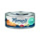 Une boîte de nourriture pour chats étiquetée "Moments à savourer," avec un chat orange à côté d'un plat de thon rose, comportant "Atlantikthunfisch" et "Quality Filet."