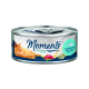 Eine Dose Katzenfutter mit der Bezeichnung "Momente zum Genießen," mit einer orangefarbenen Katze neben einem Teller mit rosa Thunfisch, mit "Atlantikthunfisch" und "Qualitätsfilet."