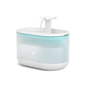 Ein moderner Haustier-Wasserbrunnen mit einem eleganten Design, ausgestattet mit einem weißen und hellblauen Farbschema und einem Wasserstrahl in der Mitte.