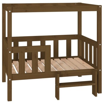 Holzhaustierbett mit einem erhöhten Dach und lamellenartigem Design, mit einer kleinen Stufe für einfachen Zugang.