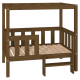 Holzhaustierbett mit einem erhöhten Dach und lamellenartigem Design, mit einer kleinen Stufe für einfachen Zugang.