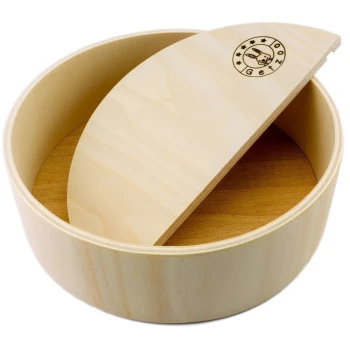 Ein Holzbehälter zur Aufbewahrung von Haustierfutter mit einem Deckel, der ein Logo eines Kaninchens und den Text 'Getz' auf dem Deckel eingraviert hat.