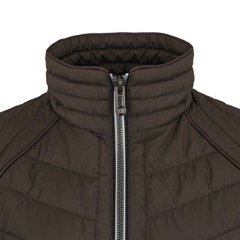 Braune, gesteppten Haustierjacke mit hohem Kragen und Reißverschluss, entworfen für Wärme und Komfort.