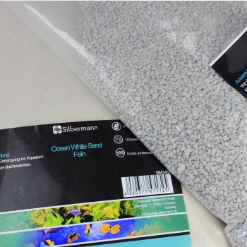 Silbermann Ocean White Sand, feines Aquariensubstrat, in einer klaren Tüte mit schwarzem Etikett, das die Verwendungshinweise und den Barcode detailliert.