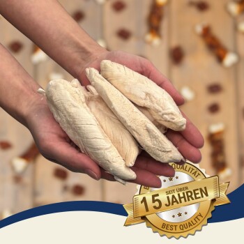 Hände halten mehrere weiße getrocknete Kausnacks; goldene Plakette mit der Aufschrift 'SEIT ÜBER 15 JAHREN' und 'BESTE QUALITÄT'