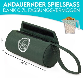 Grüne Tasche für Haustierspielzeug mit einem Logo, Maße 18 cm x 7 cm, der Text lautet 'ANDAUERNDER SPIELSPASS DANK 0.7L FASSUNGSVERMÖGEN'.