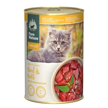 Dosenkatzenfutter mit der Aufschrift "Pure Nature Junior", das Rind- und Kalbfleisch enthält, mit einem Foto eines grauen Kätzchens und Fleischstücken.