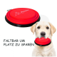 Rote zusammenklappbare Haustierfrisbee mit einem schwarzen Rand, mit dem Text "FALTBAR UM PLATZ ZU SPAREN" neben einem Hundeohr.