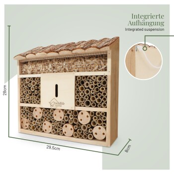 Holzinsektenhotel mit einem schrägen Dach, das verschiedene Röhrengrößen für Nistplätze bietet, Maße 28 cm Höhe, 29,5 cm Breite, 8 cm Tiefe.