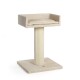 Ein beiger Katzenbaum mit einer weichen, gepolsterten Plattform und einem mit Sisal umwickelten Kratzbaum, entworfen für den Komfort und das Spiel von Haustieren.