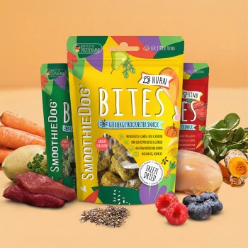 Drei SmoothieDog BITES gefriergetrocknete Hundesnack-Beutel (gelb 'Huhn') mit Früchten, Gemüse und rohem Fleisch