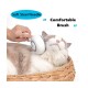 Entspannte weiß-graue Langhaarkatze in einem Weidenkorb beim Bürsten; sichtbarer Text: 'Soft Steel Needle' und 'Comfortable Brush'.