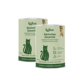 Zwei grüne KatKare „Kaninchen Essential“ Dosen mit hypoallergenen Katzensnacks, Katzenillustration und Text „Snack gut. Tu Gutes.“