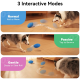 Hund spielt mit einem blauen interaktiven Spielzeug in drei Modi: Normal (Rollen oder Bewegen), Passiv (Tippen zum Springen), Sanft (Schütteln oder langsames Rollen).