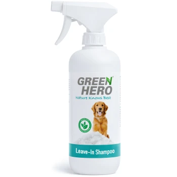 Weiße Sprühflasche mit der Aufschrift "GREEN HERO" mit "Nature Knows Best" und "Leave-In Shampoo", mit einem Golden Retriever und einem grünen Symbol.