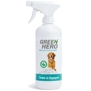 Weiße Sprühflasche mit der Aufschrift "GREEN HERO" mit "Nature Knows Best" und "Leave-In Shampoo", mit einem Golden Retriever und einem grünen Symbol.