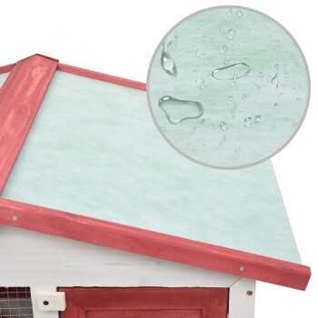 Bild eines Haustierhauses mit rotem Dach und weißen Wänden, mit einer Nahaufnahme von Wassertropfen auf der Dachoberfläche.