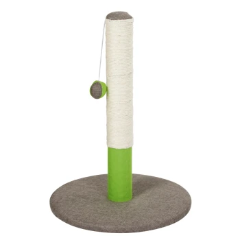 Katzenkratzbaum mit beigem Sisalseil, grünem Stoffboden und hängendem Spielball auf weißem Hintergrund.