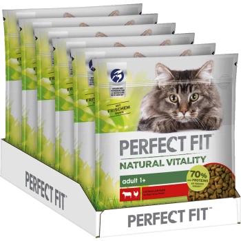 Natural Vitality Adult +1 Sparpaket 6x650g Rind und Huhn Nahaufnahme des Gesichts einer Katze neben Perfect Fit Natural Vitality Katzenfutterpackungen, die "70% Proteine" und "Erwachsene 1+" hervorhebt.