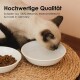 Eine Siamkatze trinkt aus einer weißen Melamin-Schüssel neben Trockenfutter auf einem Platzdeckchen. Text: "Hochwertig, lebensmittelecht, hergestellt in Deutschland."
