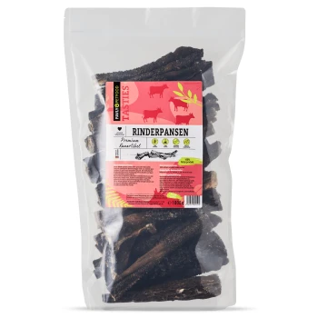 Eine durchsichtige Plastiktüte, gefüllt mit dunklen, knusprigen Hundeleckerlis, die in fetten Buchstaben "Rinderpansen" beschriftet ist und auf Premiumqualität hinweist.