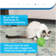 Eine Siamkatze spielt mit einem grünen Futterball auf einem gemusterten Teppich. Der Text lautet: "Hilft Schnell-Esser zu bremsen." Kapazität: 150 ml.