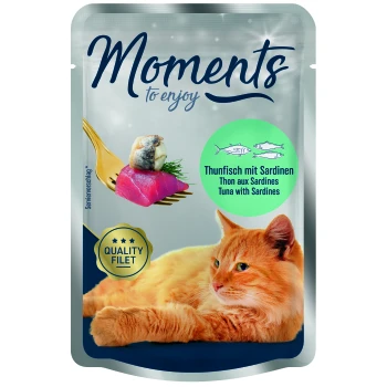 Adult Tuńczyk z sardynkami 12x70 g Torebka karmy dla kotów oznaczona "Moments to enjoy", z tuńczykiem i sardynkami, widelcem z kawałkiem ryby i pomarańczowym kotem.