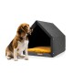 Ein Beagle sitzt neben einem gemütlichen, grauen Haustierhaus mit einem gelben Kissen darin und zeigt ein modernes Design für Haustiere.