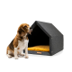 Ein Beagle sitzt neben einem gemütlichen, grauen Haustierhaus mit einem gelben Kissen darin und zeigt ein modernes Design für Haustiere.