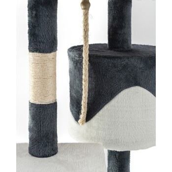 Nahaufnahme eines plüschigen Katzenbaums mit einem dunkelgrau-weißen Design, mit einem Sisal-Kratzbaum und einem hängenden Seilspielzeug.