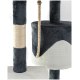 Nahaufnahme eines plüschigen Katzenbaums mit einem dunkelgrau-weißen Design, mit einem Sisal-Kratzbaum und einem hängenden Seilspielzeug.