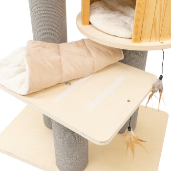 Holz-Kratzbaum mit beigem gepolstertem Tunnel, weichem Bett, grauen mit Sisal umwickelten Pfosten und hängenden Feder-Spielzeugen.