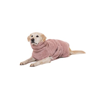 Ein Golden Retriever, der einen weichen, rosa, handtuchähnlichen Hundemantel trägt, liegt bequem auf einem weißen Hintergrund.