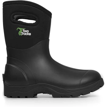 Schwarzer wasserdichter Gummistiefel mit strukturiertem Boden und einem Logo, das "Two Tracks" in Grün und Weiß liest.