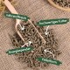 Braune Tierfutterpellets in einer Holzschaufel auf Jute, beschriftet mit 'nährstoffreich', 'hochwertiges Futter', 'Energiespender', 'Pelletform'.