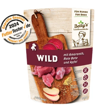 Hundefutterverpackung mit rohem Fleisch, Rote Bete und Apfel auf einem Schneidebrett. Text: "WILD mit Amaranth, Rote Bete und Apfel" und "Für Hunde."